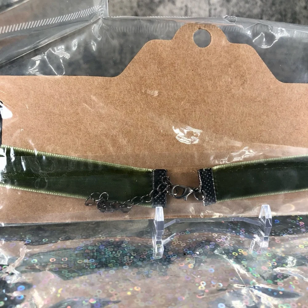 Chic Green Velvet Choker NWT - Picture 6 of 10